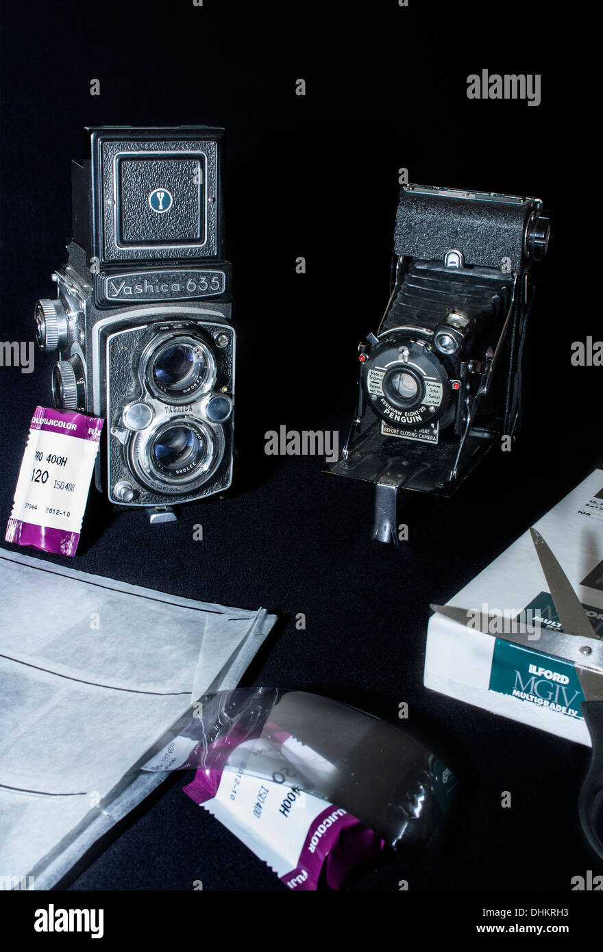 Fotografia della pellicola, telecamere, vecchio, vintage, Film, negativi, camera oscura Carta, Forbici, fotocamera di medio formato, Classic. Foto Stock