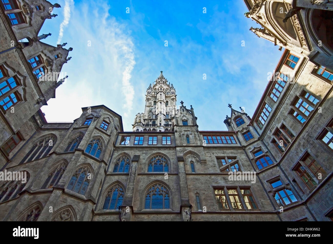 Ampio angolo di vista prospettica del gotico Munich City Hall dal cortile posteriore Foto Stock