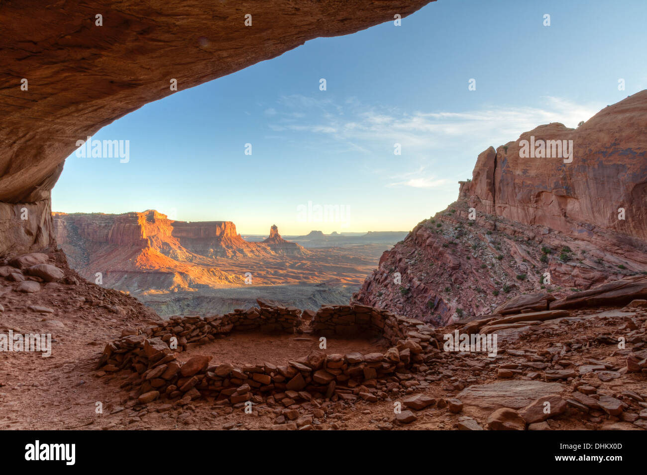 'Falso' Kiva classe 2 sito archeologico nel Parco Nazionale di Canyonlands, con una vista della Torre di candeliere in background Foto Stock