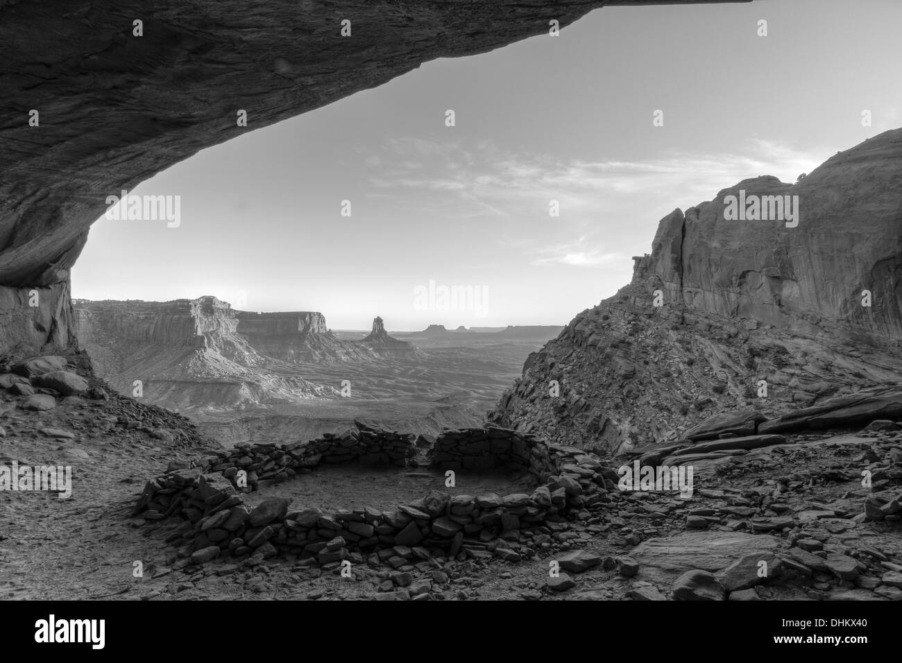 'Falso' Kiva classe 2 sito archeologico nel Parco Nazionale di Canyonlands, con torre andlestick in background (bianco e nero) Foto Stock