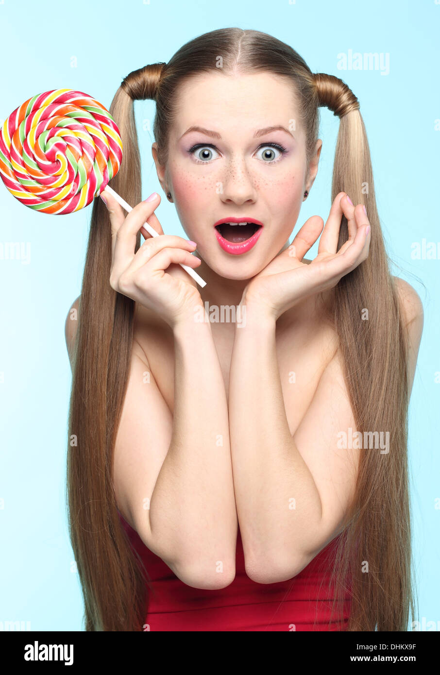 Giovane donna con lecca-lecca Foto Stock