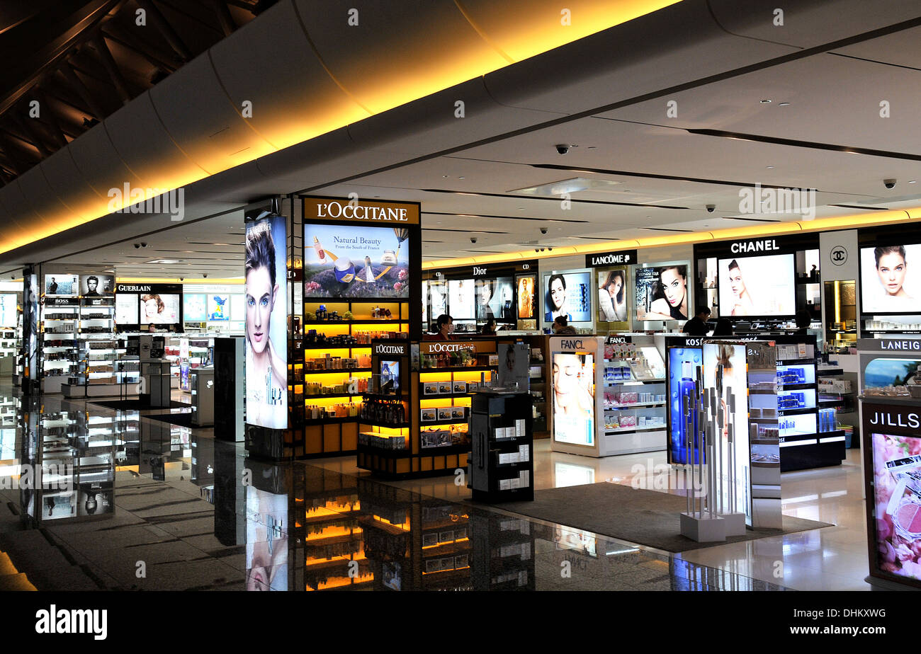 Cosmetici e profumeria boutique duty free shop all'Aeroporto Internazionale Taoyuan di Taiwan Taipei Foto Stock