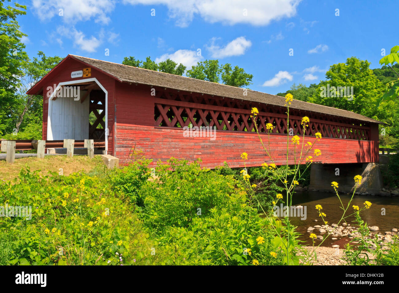 Henry storico ponte coperto oltre il Fiume Walloomsac e in Bennington, Vermont Foto Stock
