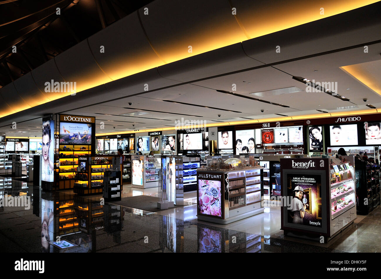 Cosmetici e profumeria boutique duty free shop all'Aeroporto Internazionale Taoyuan di Taiwan Taipei Foto Stock