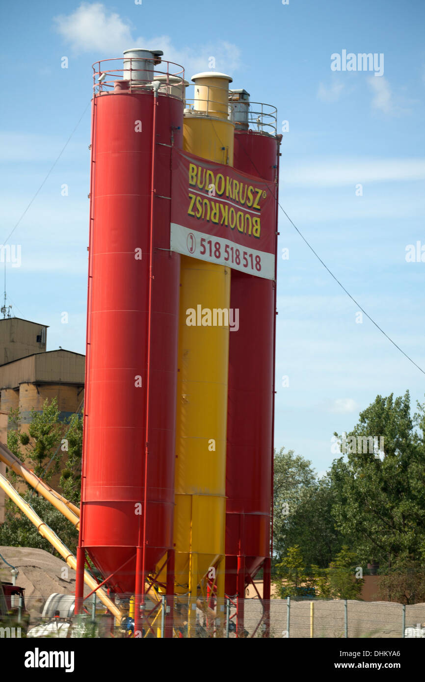 Ordinatamente disposte commerciale di serbatoi di stoccaggio. Varsavia POLONIA Foto Stock
