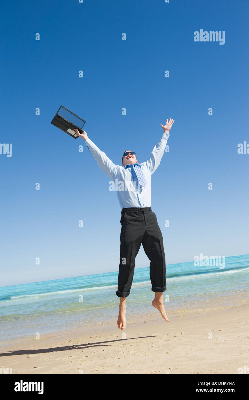 Sogni. Primo giorno di vacanza.imprenditore sulla spiaggia Foto Stock