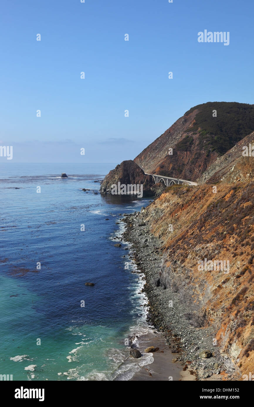 Maestoso ponte sull'autostrada costiera Foto Stock