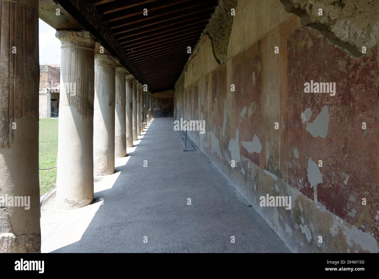 Parte vista la grande aria aperta peristilio dell'Stabian Bagni, Pompei Italia. I bagni sono più grandi e meglio conservate di vecchio Foto Stock