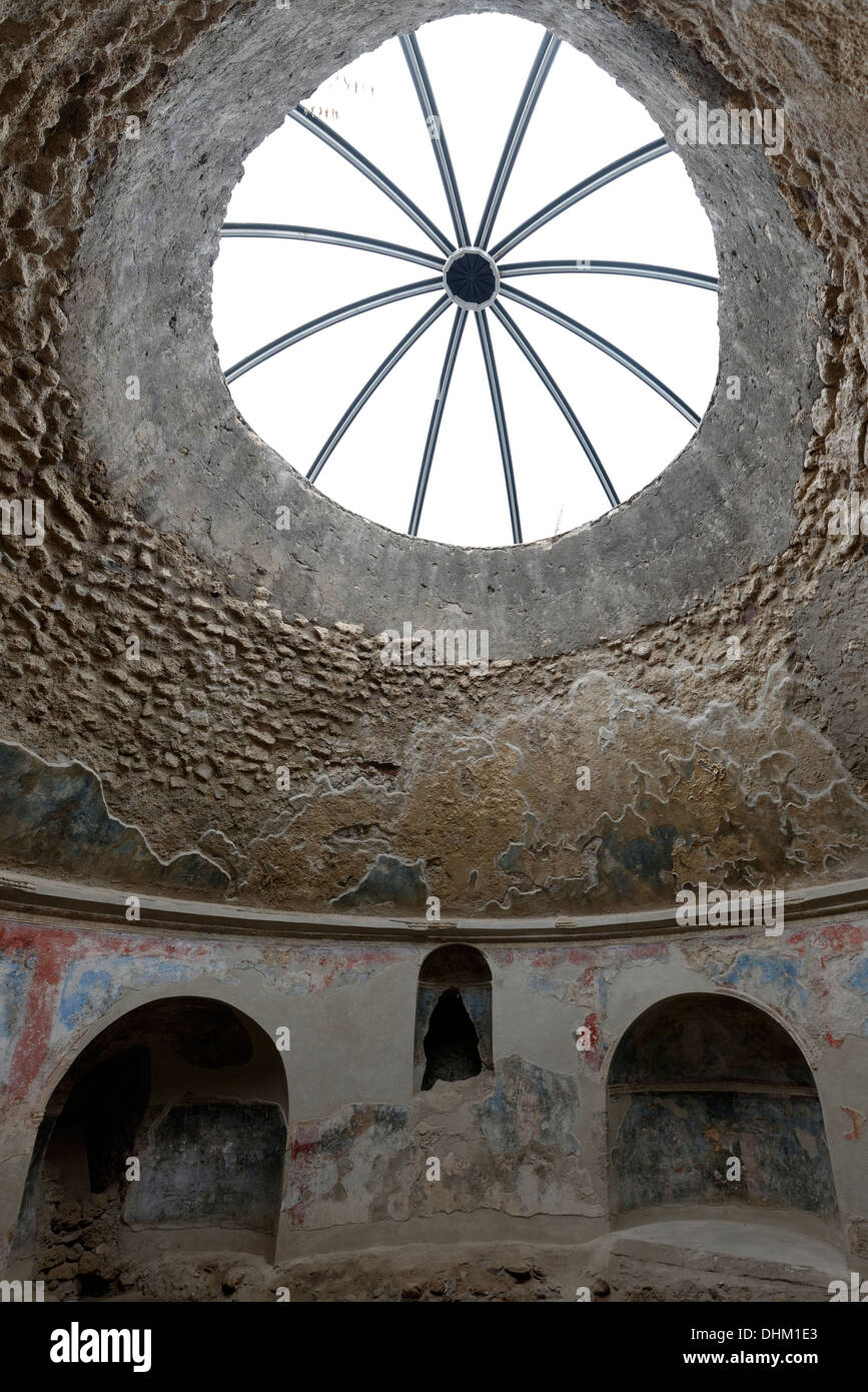 Vista del lato nord del frigidarium 4 degli uomini il caldo, vasche calde e fredde nel Stabian Bagni, Pompei Italia. Le Terme Foto Stock