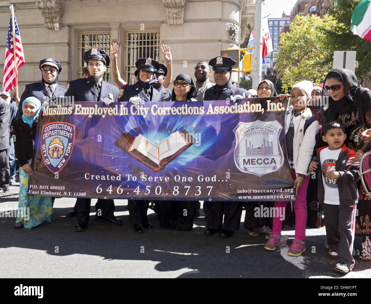 Musulmani di correzione NYPD Officer presso il musulmano annuale parata del giorno, New York City, 2013. Foto Stock