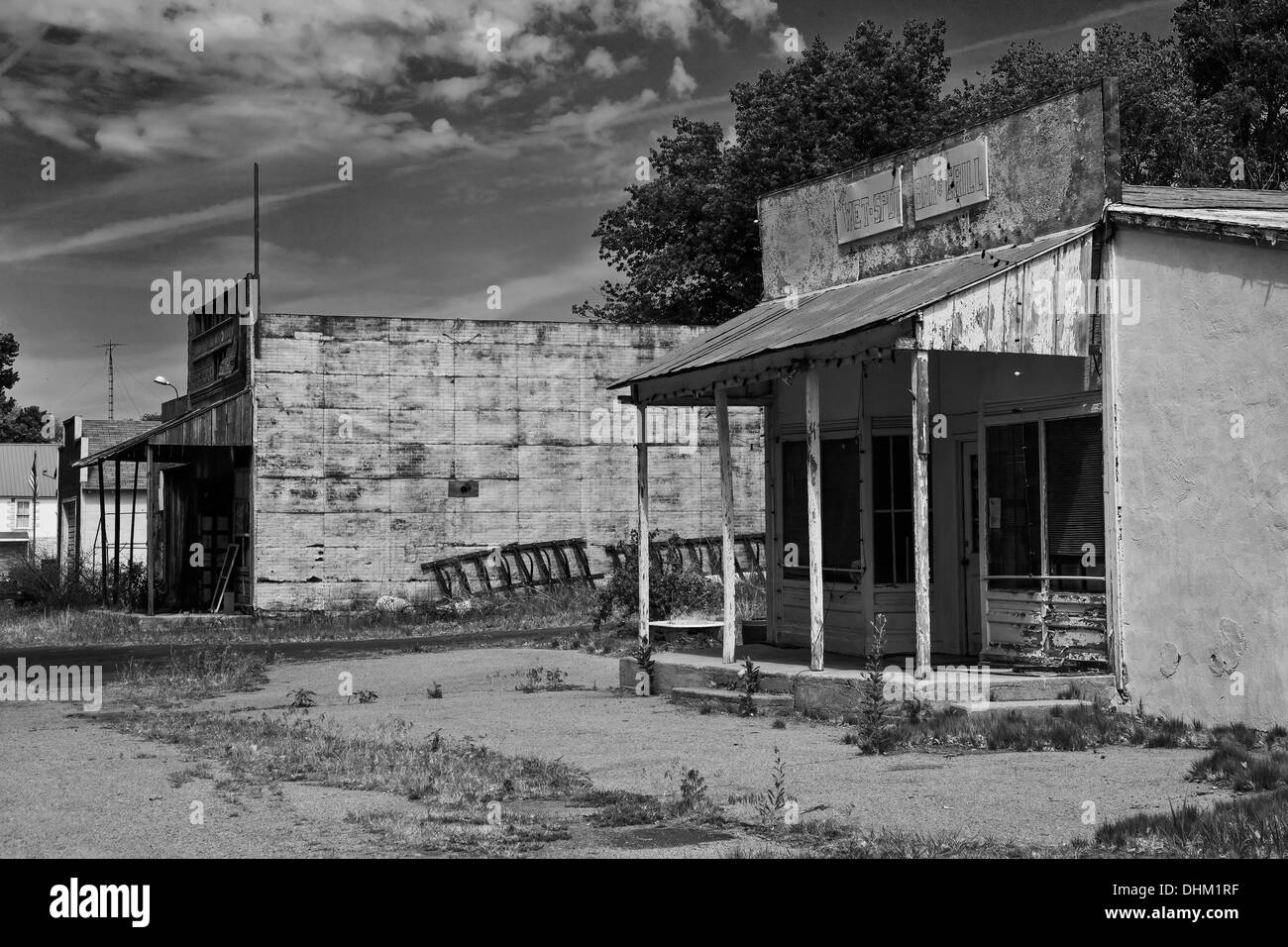 Abbandonata la costruzione di edifici commerciali sulla strada principale di Whitman, un morente ranching cittadina nel Nebraska sandhills, Nebraska, Stati Uniti d'America. Foto Stock