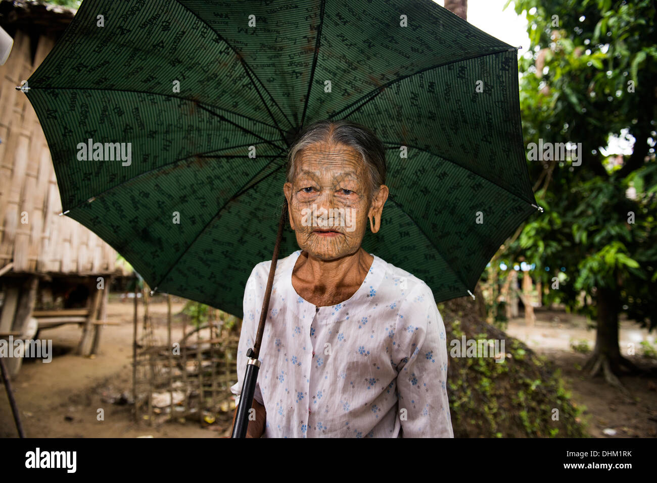 "Ragno web' tatuato mento della donna nel suo villaggio. Foto Stock