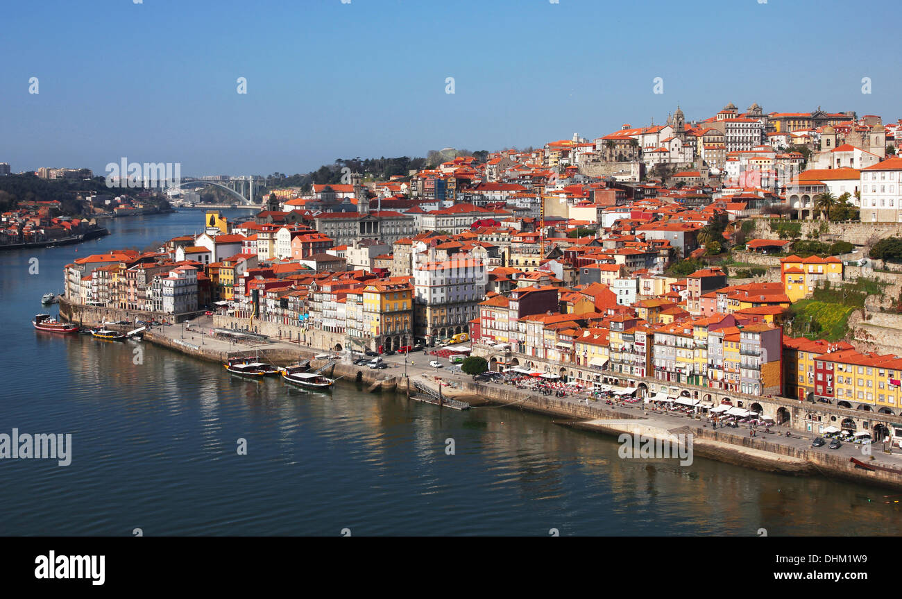 Il Portogallo. La città di Porto. Vista del fiume Douro embankment al mattino Foto Stock