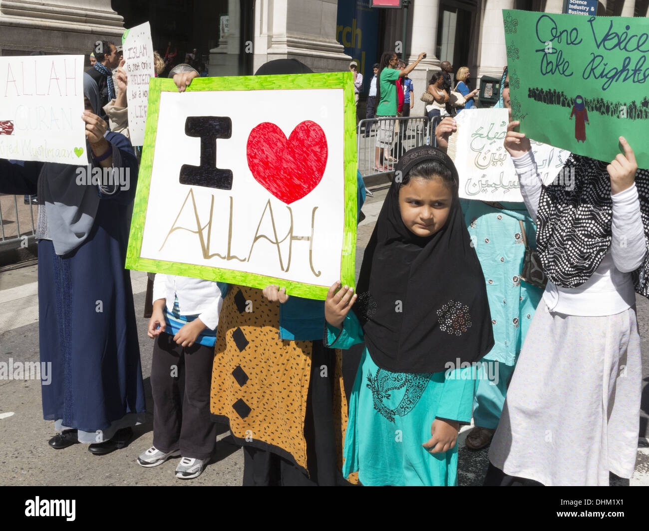 Musulmano annuale parata del giorno, New York City, 2013. Le donne coprono le loro facce di segni che esaltare le virtù di Allah. Foto Stock