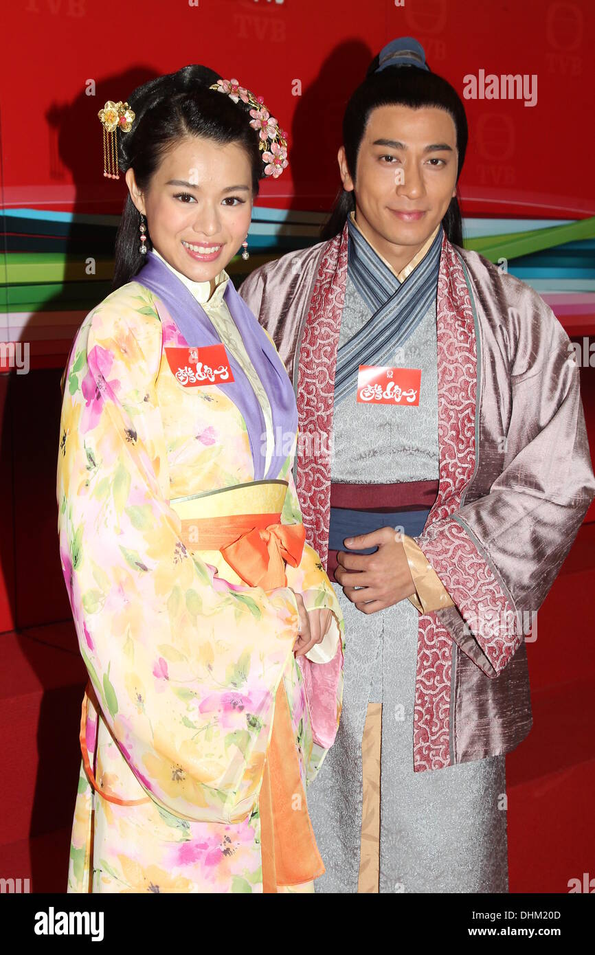 Hong Kong, Cina. Xi Nov, 2013. Myolie Wu e Ron Ng frequentare la conferenza stampa della fiction TV Aceto Lady indossando il costume di Hong Kong in Cina il lunedì 11 novembre, 2013. © TopPhoto/Alamy Live News Foto Stock