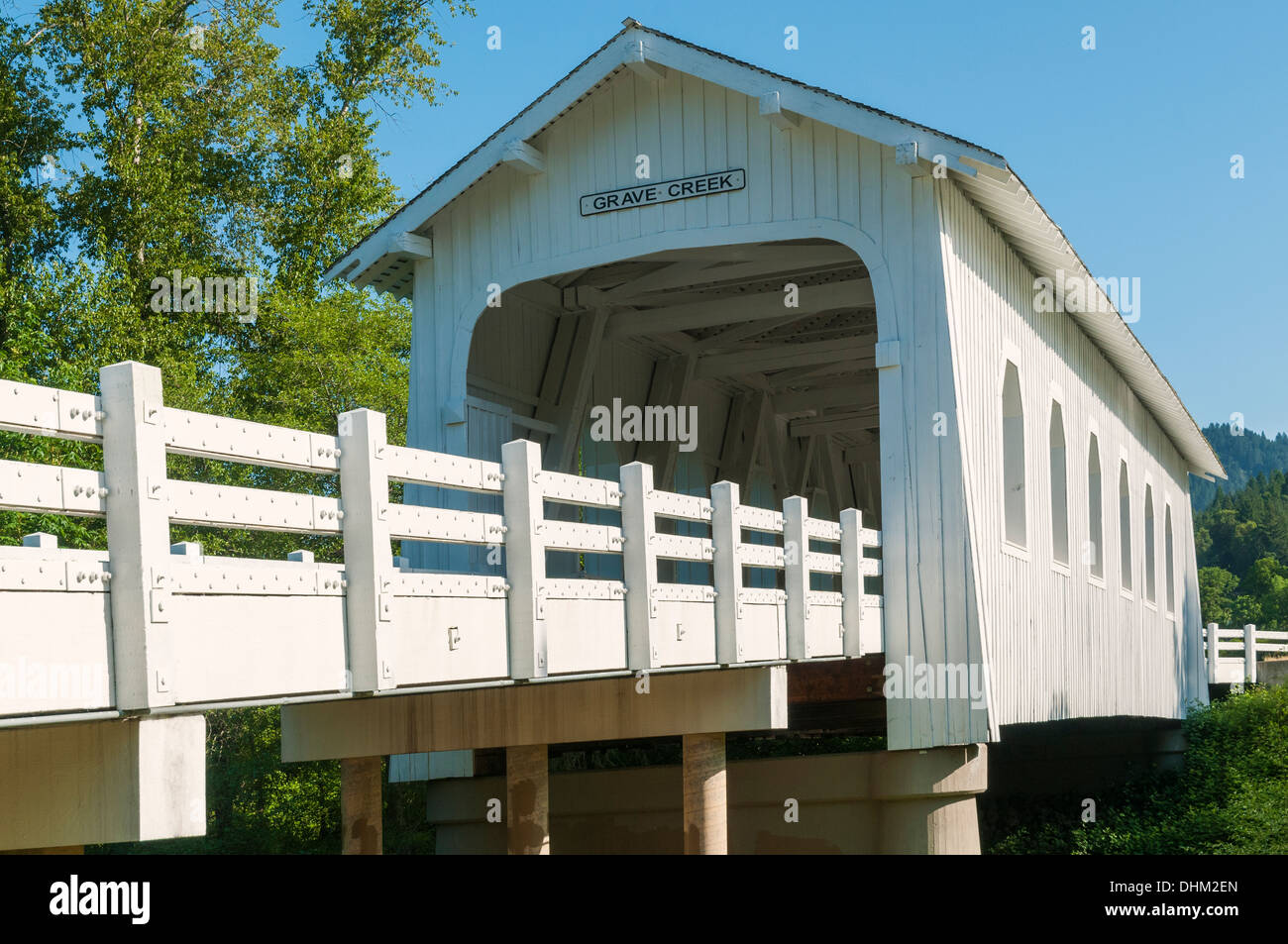 Grave Creek ponte coperto, valle soleggiata, Oregon, edificato nel 1920 Foto Stock