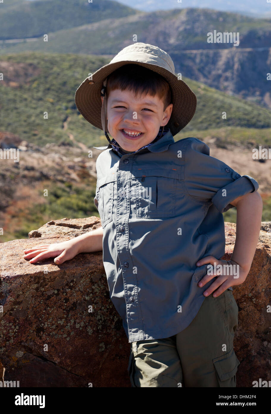 5 anno vecchio ragazzo alla sommità di picco di granato, Laguna montagne, Cleveland National Forest Foto Stock