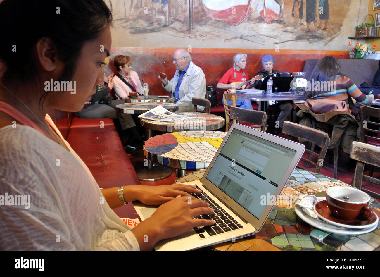 Donna al lavoro su computer in Cafe Trieste in North Beach San Francisco Foto Stock