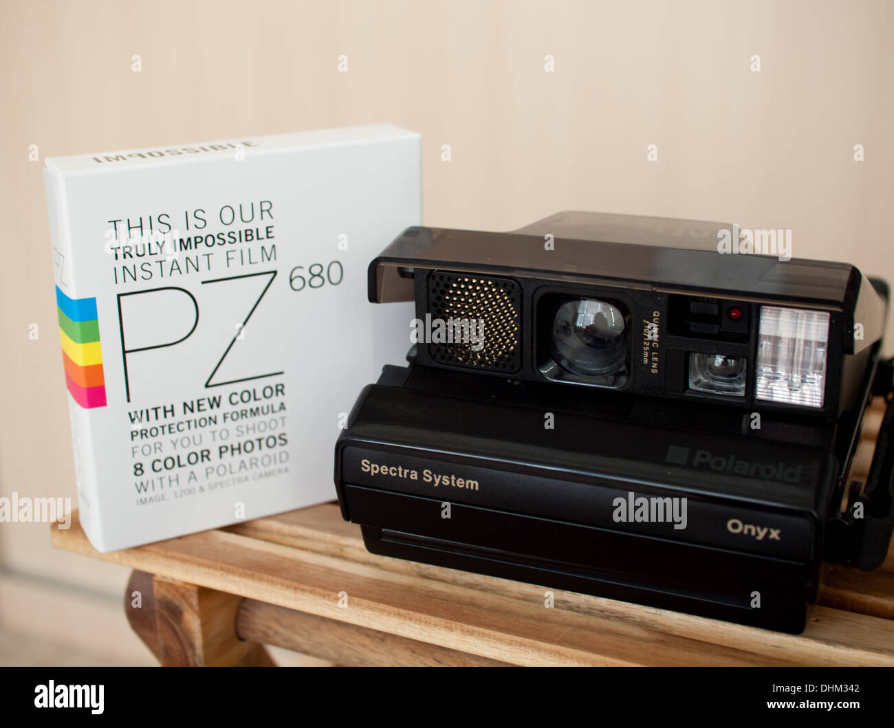 Una Polaroid Spectra Onyx fotocamera e impossibile PZ 680 Protezione del colore pellicola istante. Foto Stock