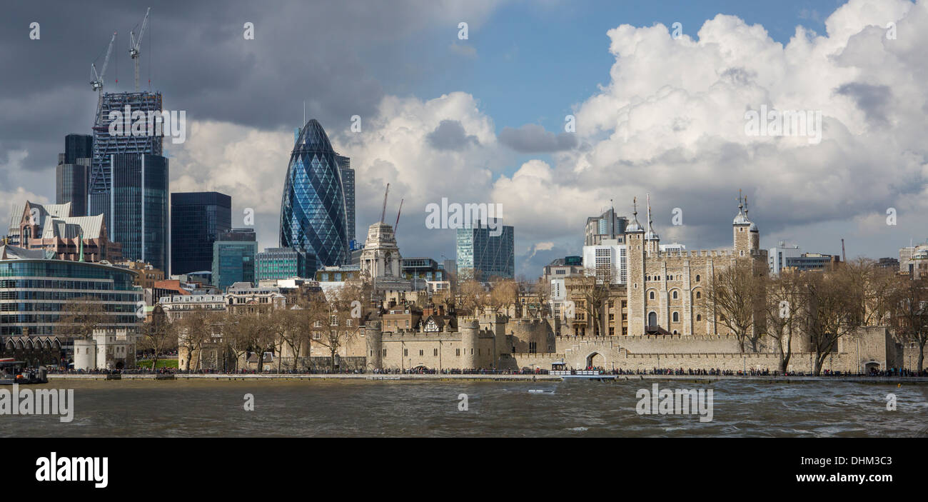 Skyline che include la Torre di Londra e la città moderna architettura Foto Stock