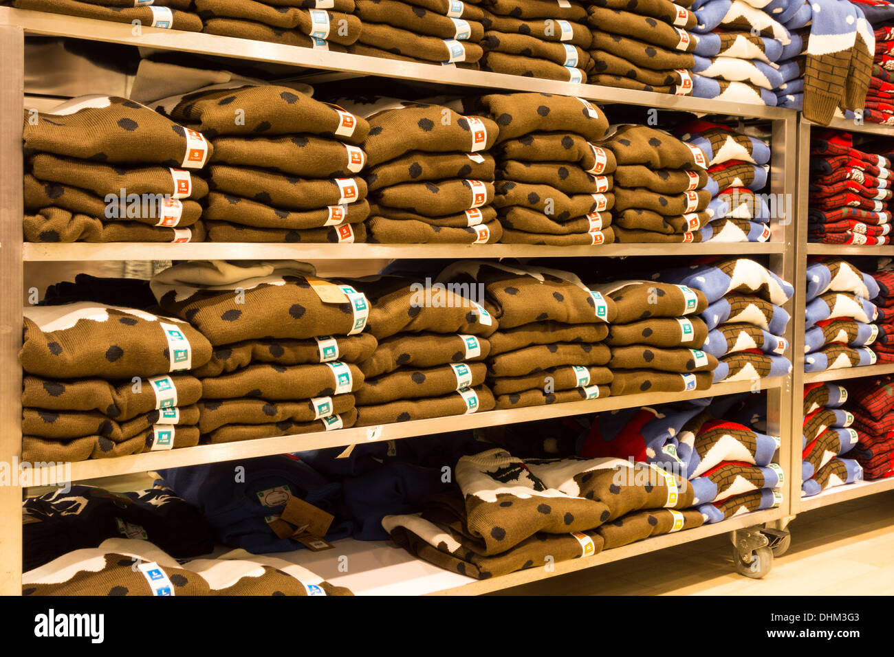 Natale pullover in Primark store. Inghilterra, Regno Unito Foto Stock