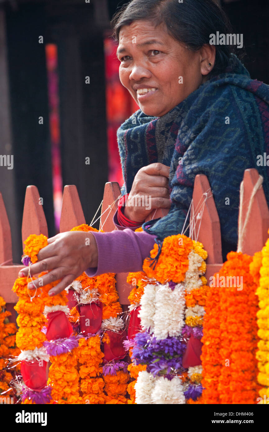 Donna ghirlanda di vendita a Kathmandu. Foto Stock