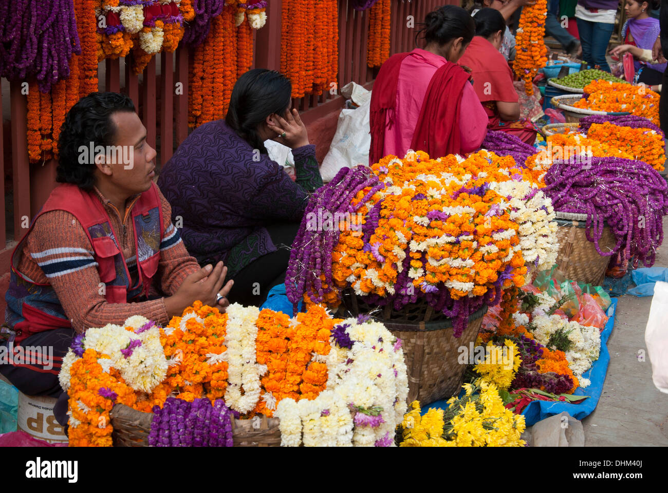 La vendita di una ghirlanda di Kathmandu. Foto Stock