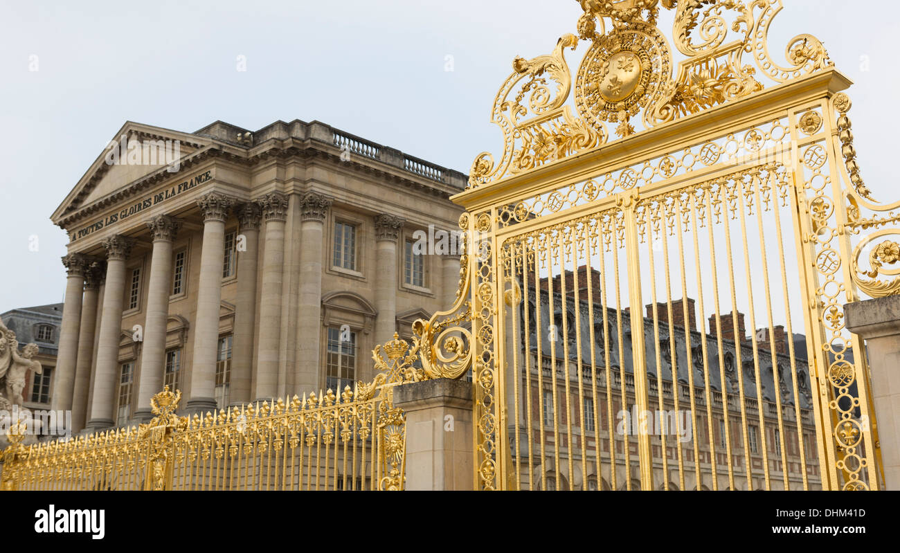 Porta d'oro presso il Palazzo di Versailles a Parigi, Francia. Foto Stock
