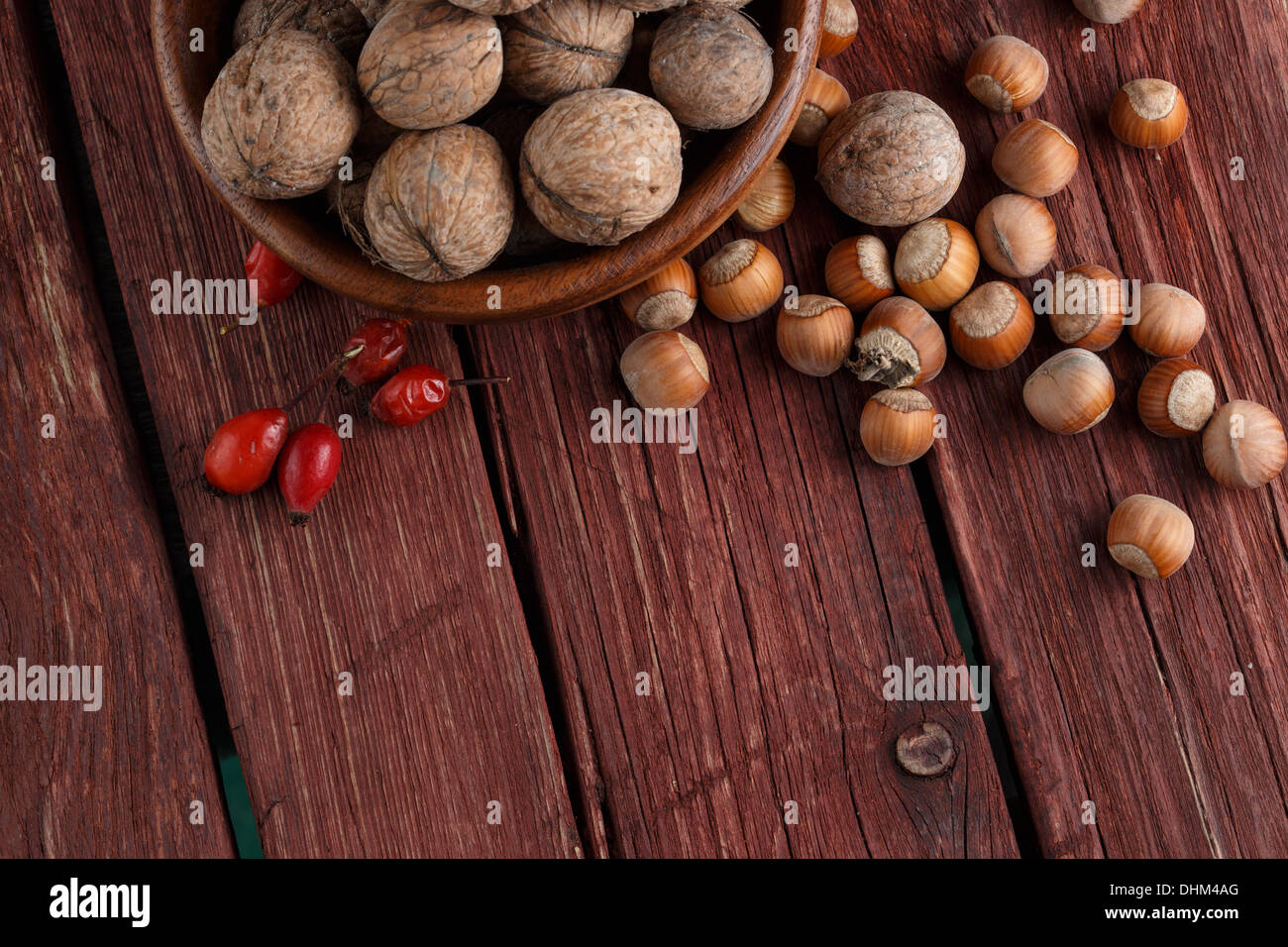 Le noci e le nocciole su rustiche in legno scuro dello sfondo Foto Stock
