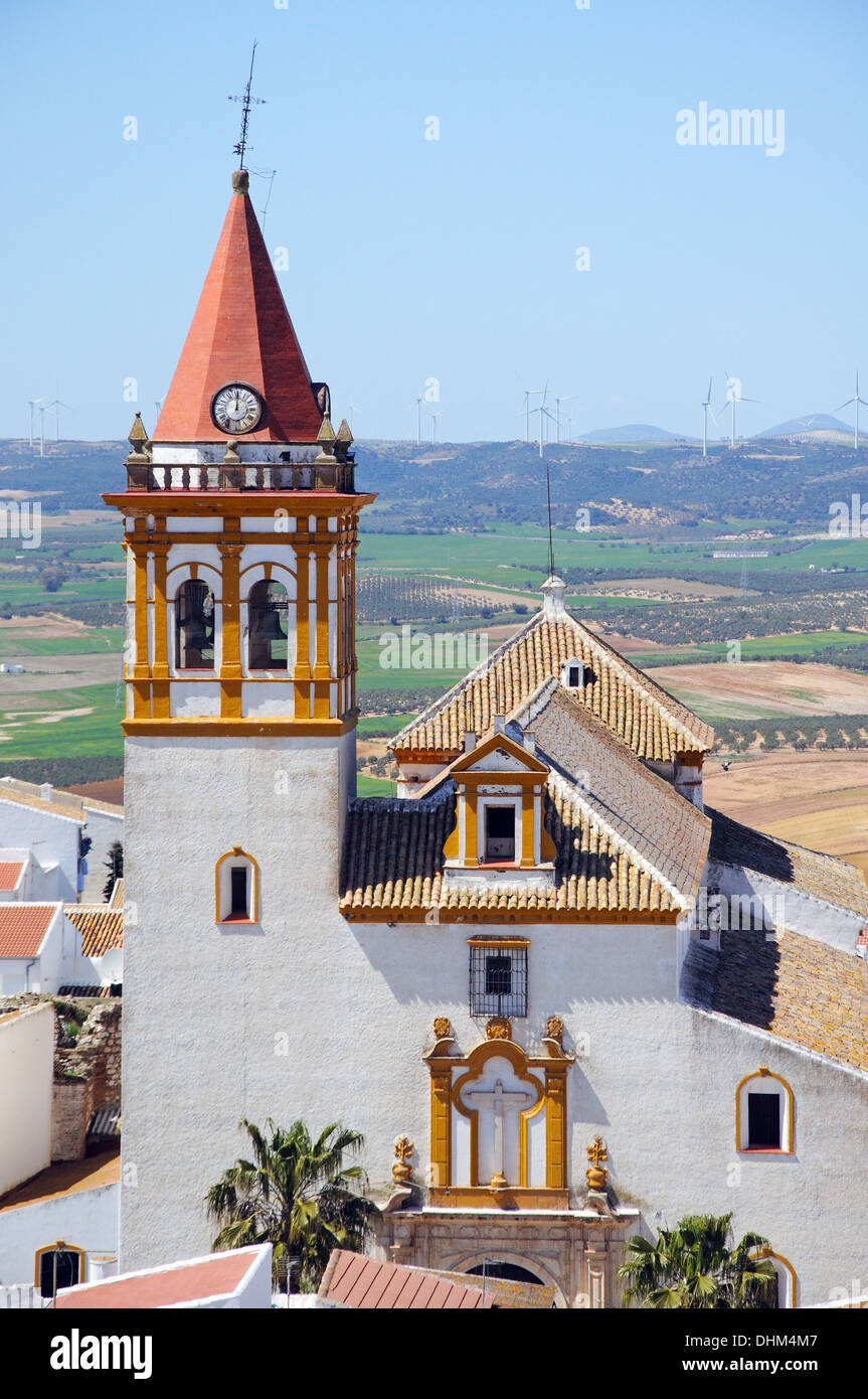 La Chiesa della Santa Croce (Santisima Cruz) e la campagna circostante, Teba, provincia di Malaga, Andalusia, Spagna, Europa occidentale. Foto Stock