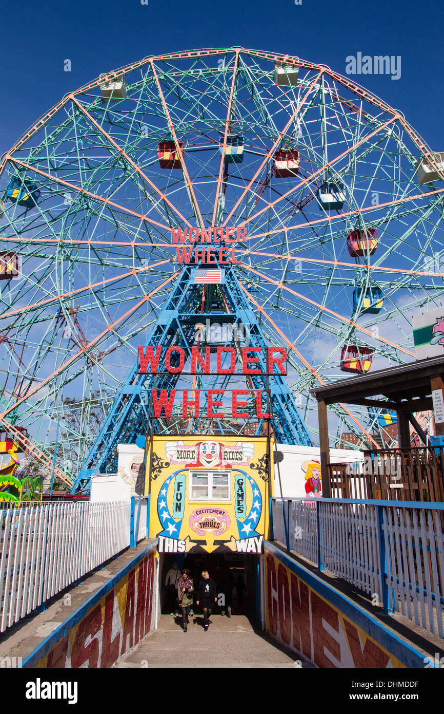 Wonder Wheel ruota panoramica Ferris ride, Coney Island,Brooklyn, New York, Stati Uniti d'America. Foto Stock