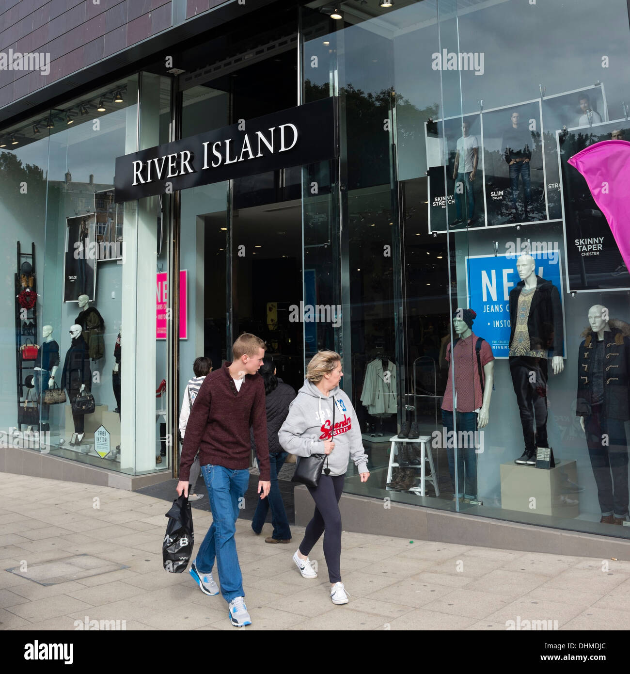 Isola di fiume negozio di abbigliamento Bangor city centre, Gwynedd North Wales UK Foto Stock