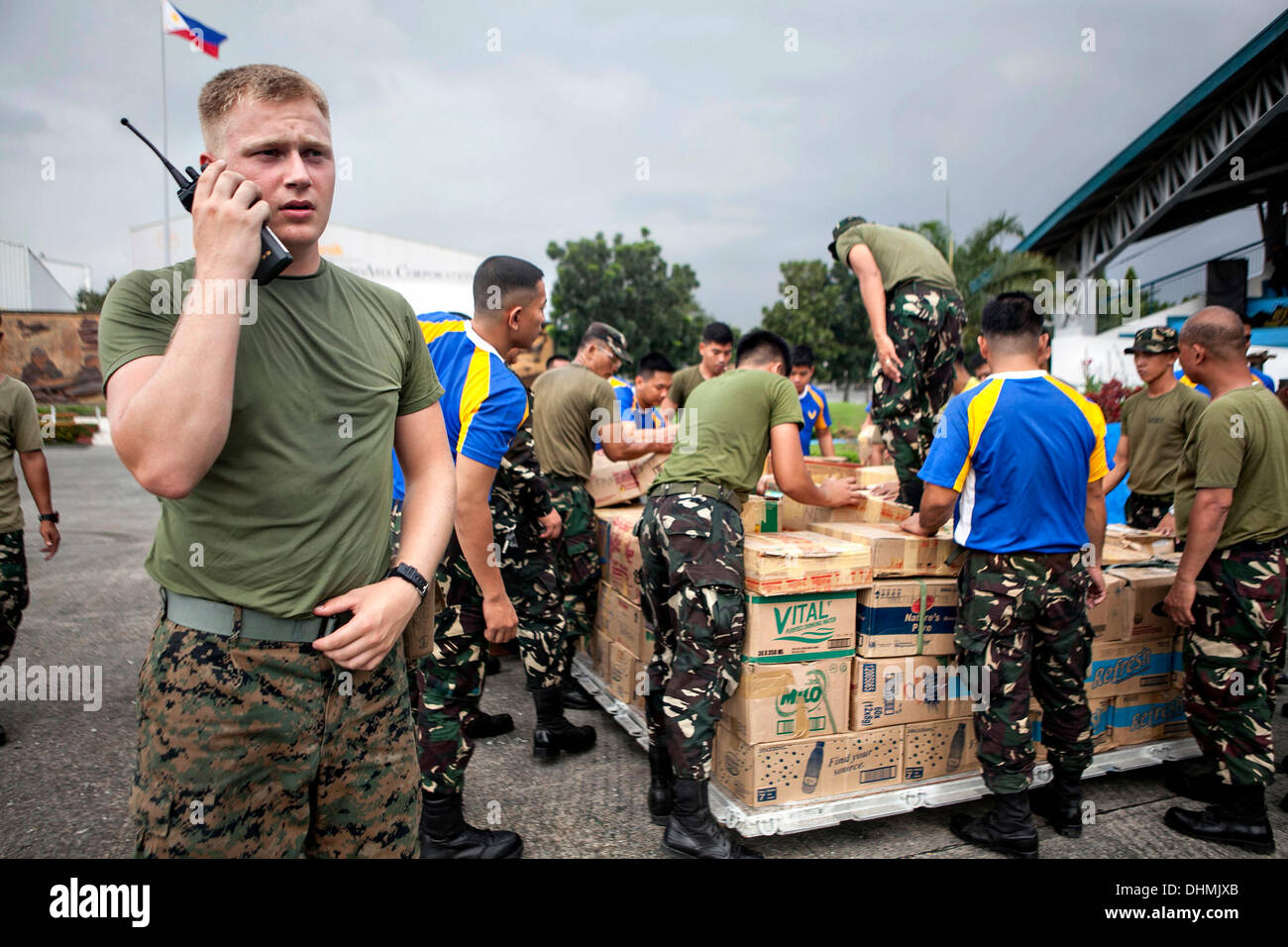 Marines americani organizzano di forniture di soccorso per il caricamento su un C-130 Hercules aeromobili a Villamor Air Base Novembre 12, 2013 a Manila nelle Filippine. Il super typhoon hanno devastato ampie zone delle isole e ucciso come molti come 10.000 persone. Foto Stock