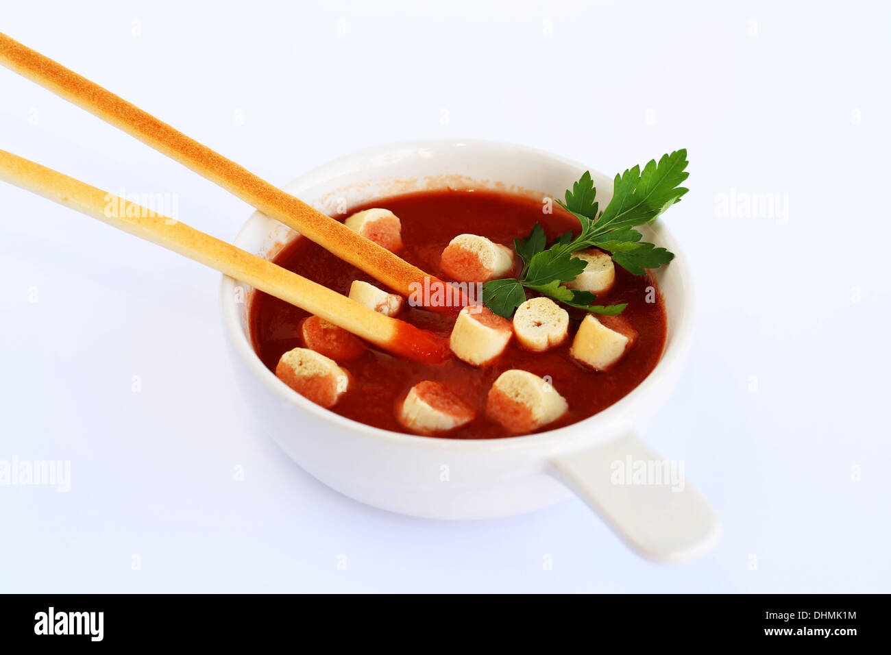 Crostoni al pane e bastoni in salsa rossa su uno sfondo grigio. Foto Stock