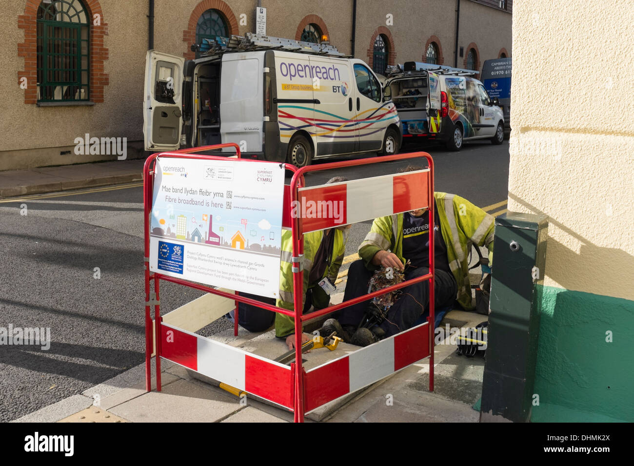 BT Openreach ingegneri telefono installando superfast a banda larga in fibra, europeo e governo gallesi finanziati Aberystwyth Wales UK Foto Stock