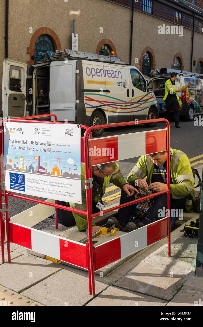 BT Openreach ingegneri telefono installando superfast a banda larga in fibra, europeo e governo gallesi finanziati Aberystwyth Wales UK Foto Stock