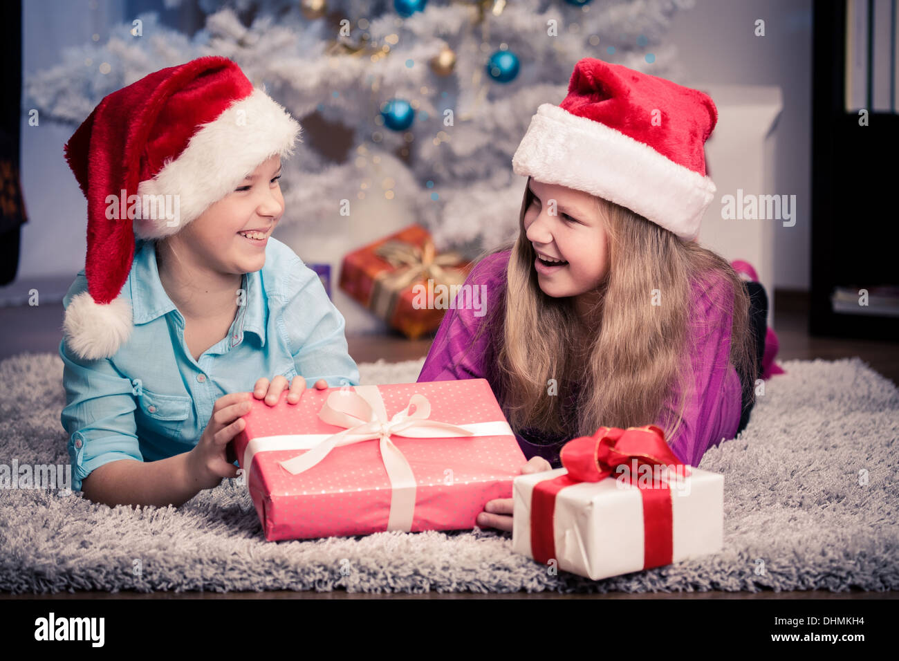 Regali Di Natale Sorella.Sorella Adolescente Come Ottenere I Regali Di Natale Foto Stock Alamy