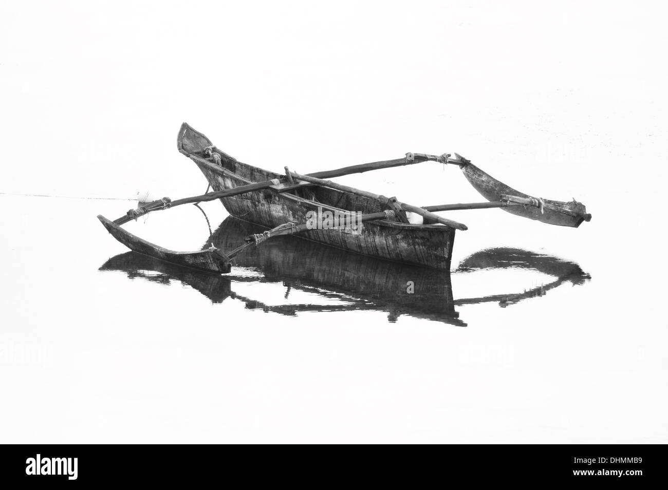 Un keniano, tradizionale barca da pesca si trova in attesa al sud della costa, vicino a Mombasa. Foto Stock