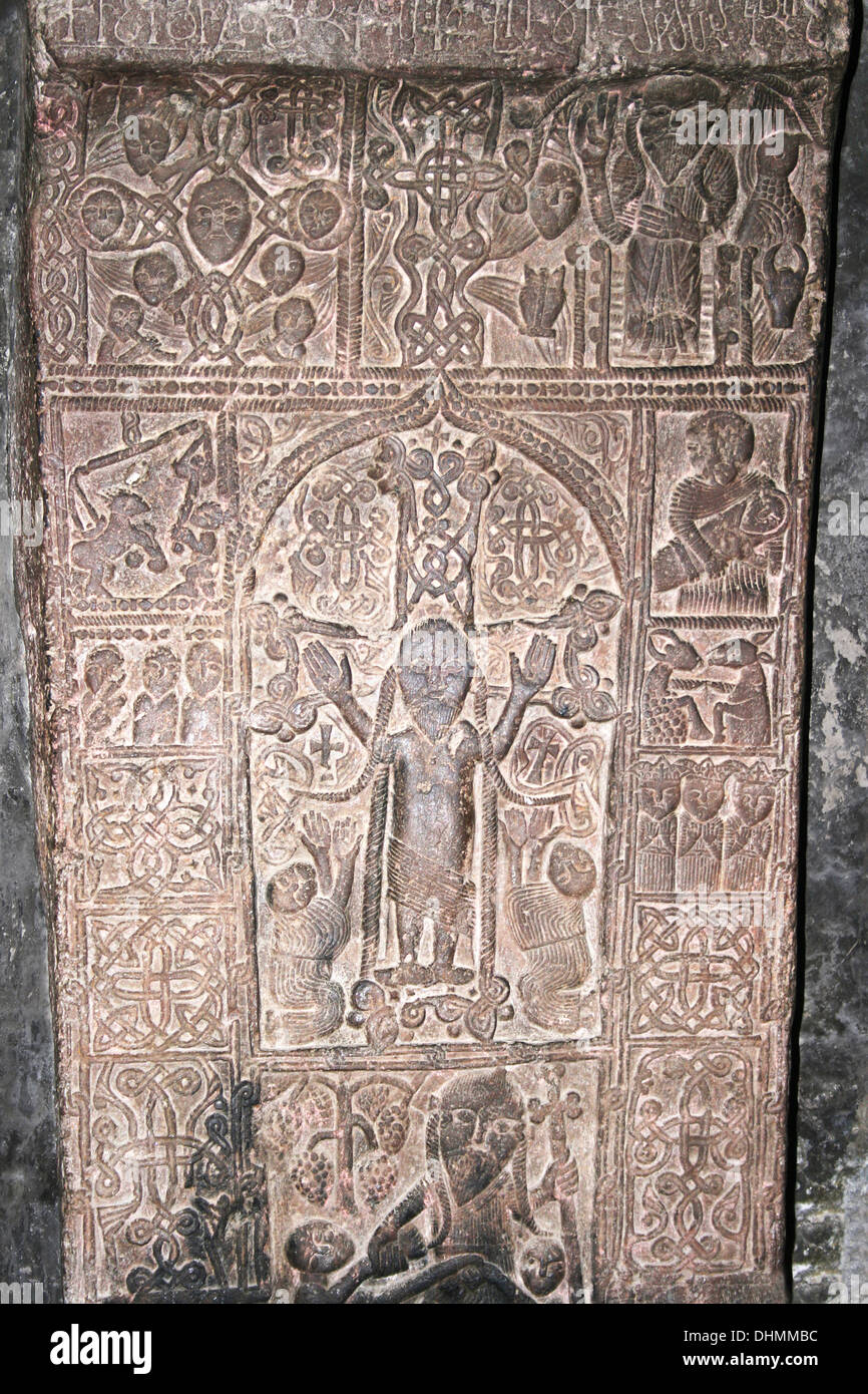 Cross-pietra o khachkar al IX secolo un monastero armeno di Sevanavank. Foto Stock