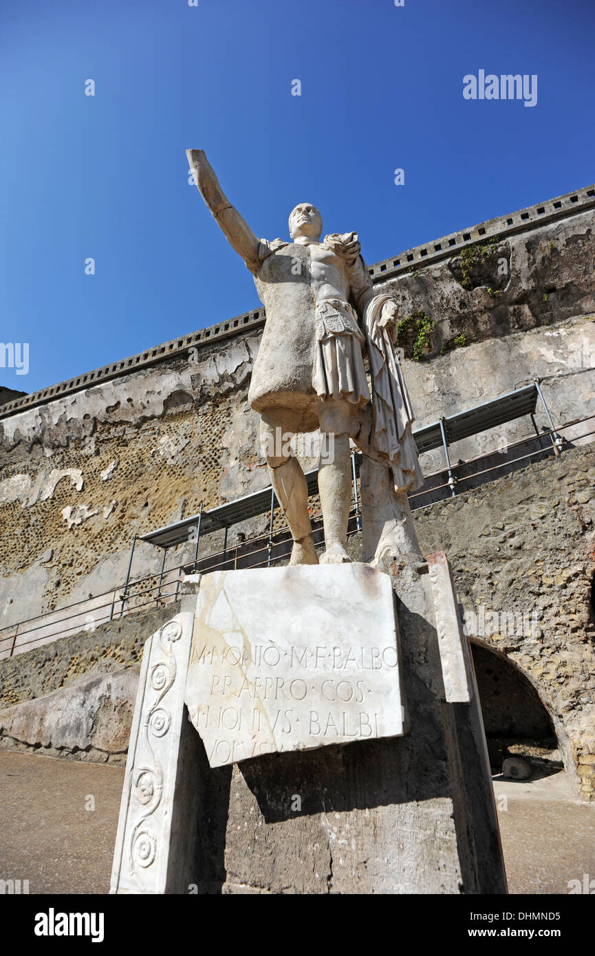 Statua del proconsole Marcus nonio Balbus, stando in piazza vicino ai bagni suburbana a Ercolano Foto Stock