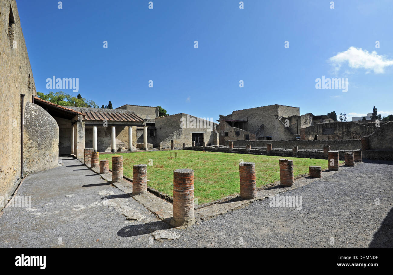 Ercolano cortile aperto al di fuori dell'entrata ai bagni di centrale Foto Stock