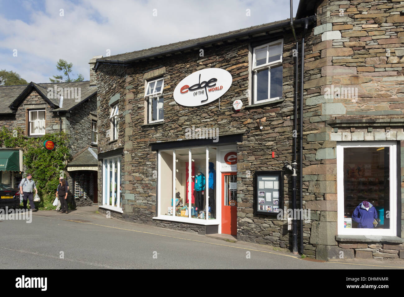 'Edge del mondo' outdoor negozio di abbigliamento a Grasmere, Cumbria. Uno di una piccola catena di Lake District outdoor negozi di attrezzature. Foto Stock
