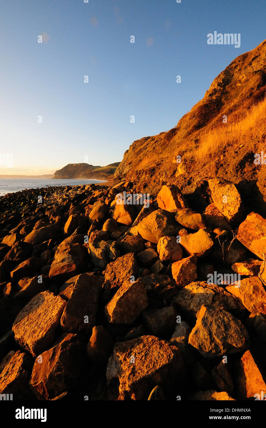 Una vista di Golden Cap dalla spiaggia su la costa del Dorset Regno Unito Foto Stock