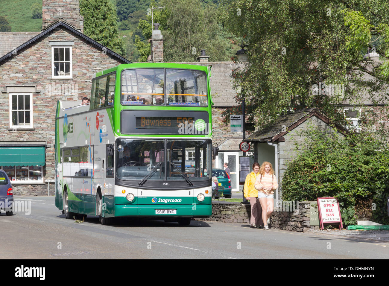 Windermere a Grasmere 599 service open top Stagecoach bus si fermava sulla Broadgate, Grasmere Cumbria, nel Lake District inglese. Foto Stock
