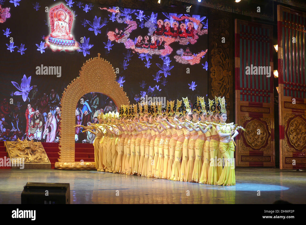 Cinese tradizionale danza truppa di eseguire Foto Stock