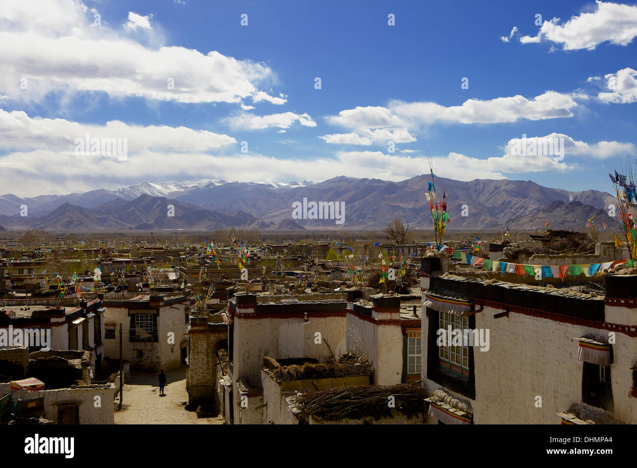 Tradizionale Tibetana di case nel vecchio abitato, Gyantse (Gyangtse) con la gamma della montagna di background, Tibet, Cina e Asia Foto Stock