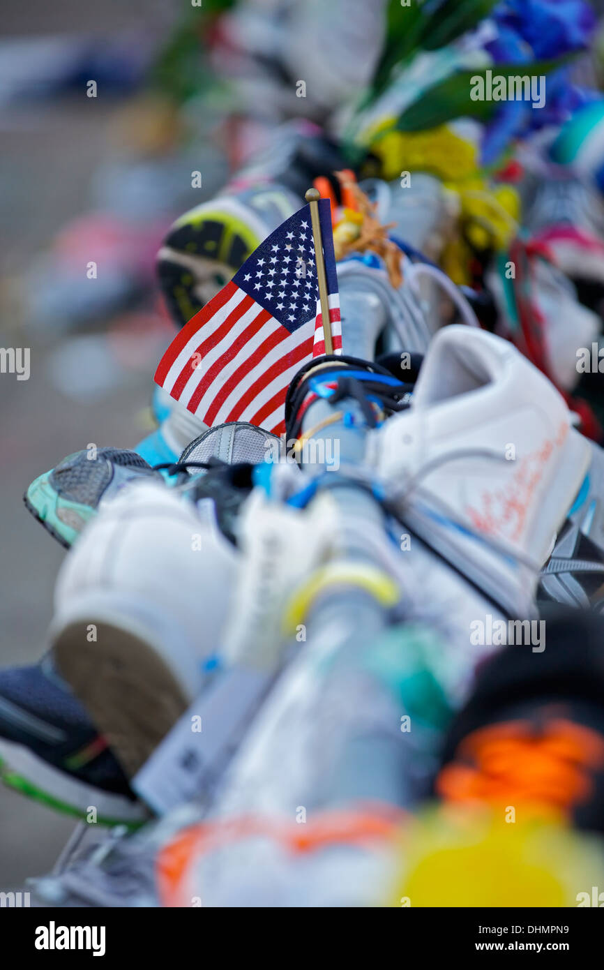 Una sola bandiera, Boston Marathon Bombing Memorial, Copley Square . Foto Stock