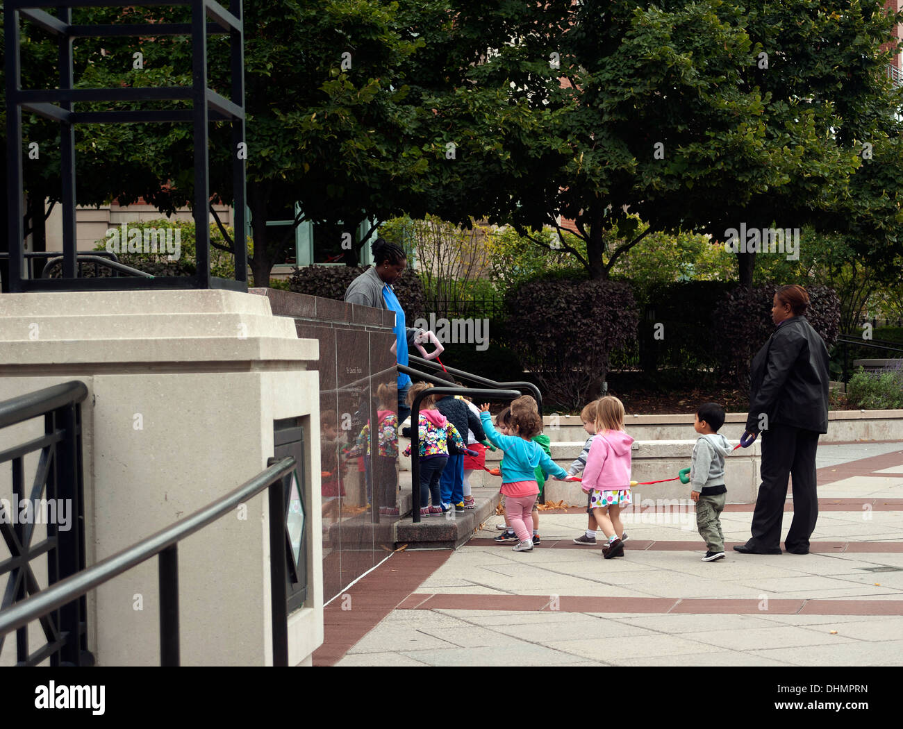 Bambinaie prendere i bambini per una passeggiata, Chicago, Illinois, Stati Uniti d'America Foto Stock