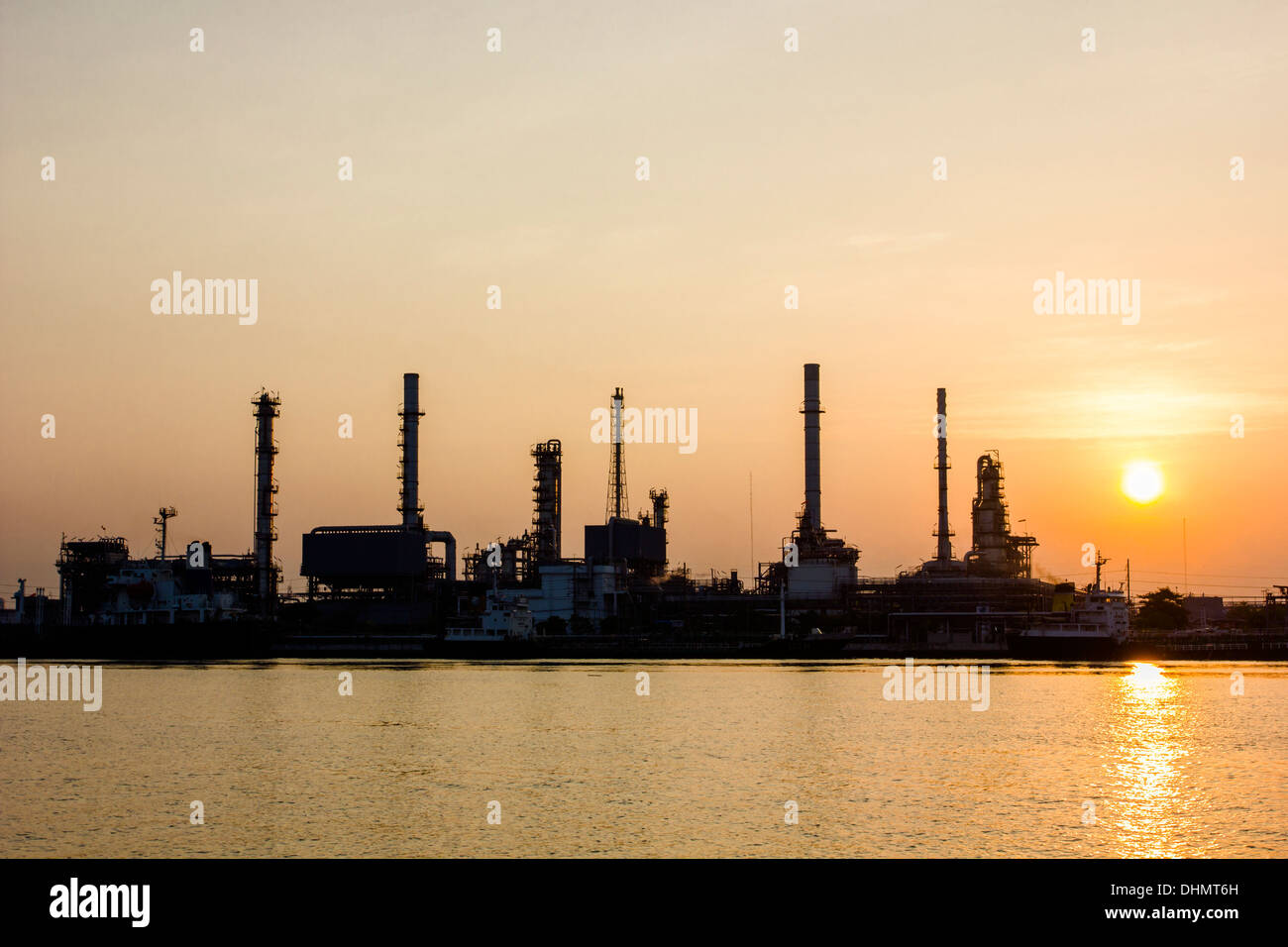 Raffineria di petrolio vista con Sunrise Foto Stock