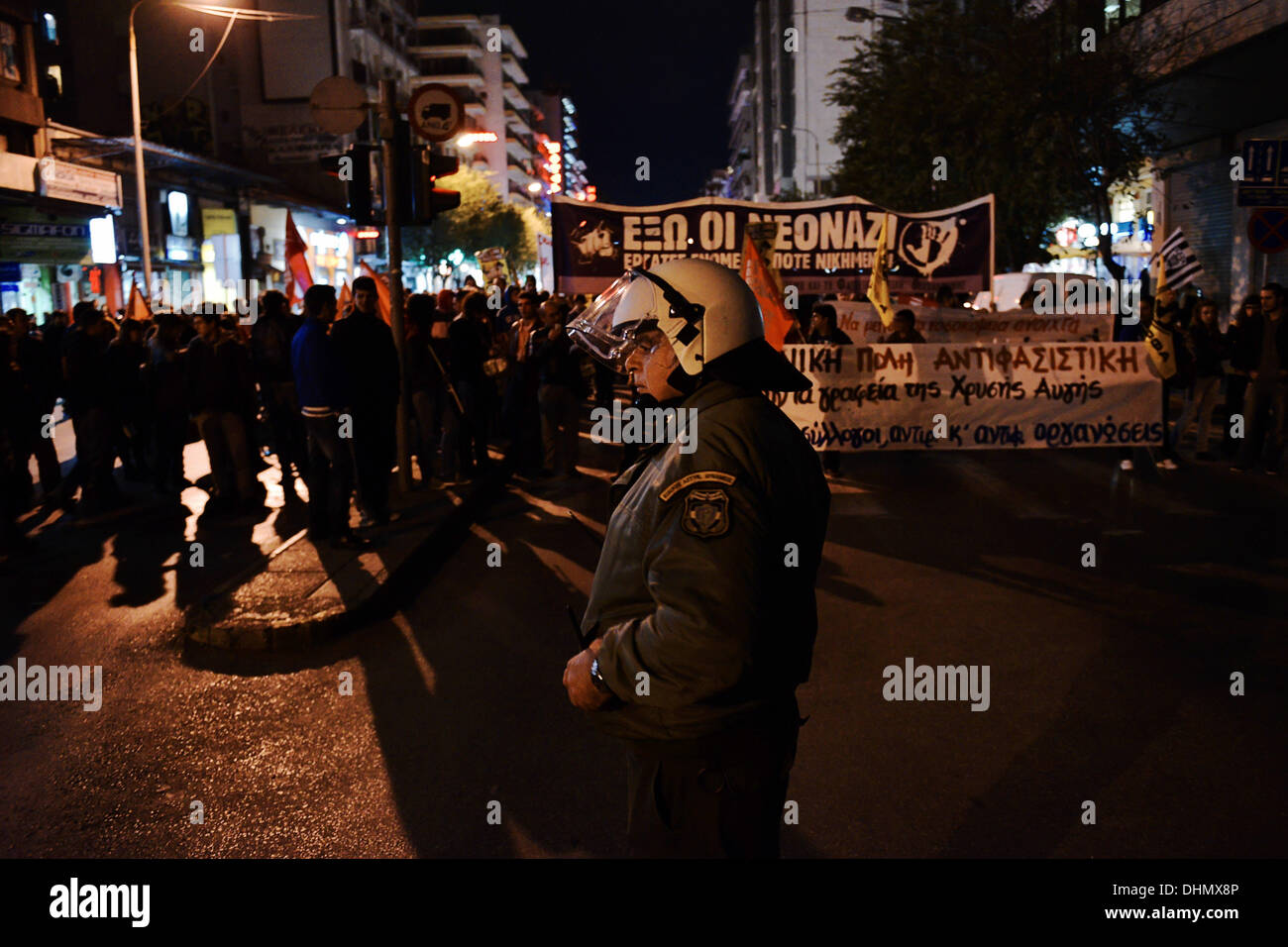 Salonicco, Grecia. Xii Nov, 2013. La polizia blocca la strada al fine di arrestare i dimostranti di raggiungere gli uffici della Golden Dawn. Anti le organizzazioni razziste e i sindacalisti ha dimostrato di Salonicco, chiedendo la chiusura della Golden Dawn estrema destra parte uffici in ogni città in Grecia. I dimostranti hanno marciato e ho cercato di raggiungere la Golden Dawn uffici.Foto: Giannis Papanikos/NurPhoto © Giannis Papanikos/NurPhoto/ZUMAPRESS.com/Alamy Live News Foto Stock